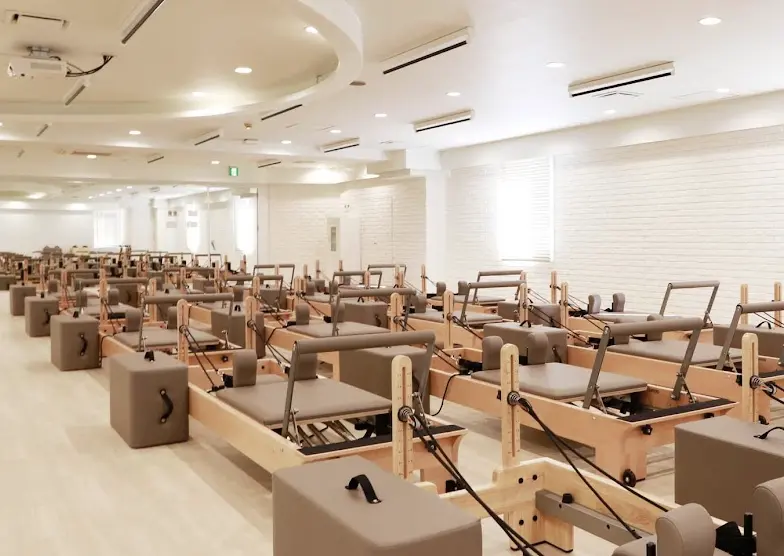 リントスル秋葉原店のジム内（マシンピラティスの画像）
