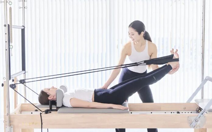 La pilatesのレッスン中の風景