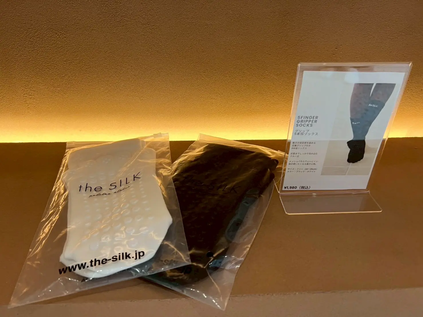 theSILK浅草店のピラティススタジオ内の画像(靴下の販売)