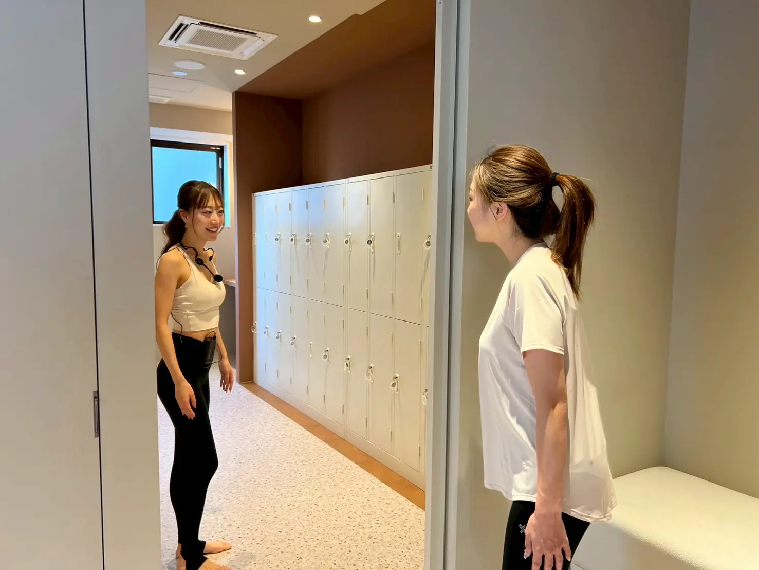 「theSILK 浅草店」での体験レッスンの様子(施設案内)