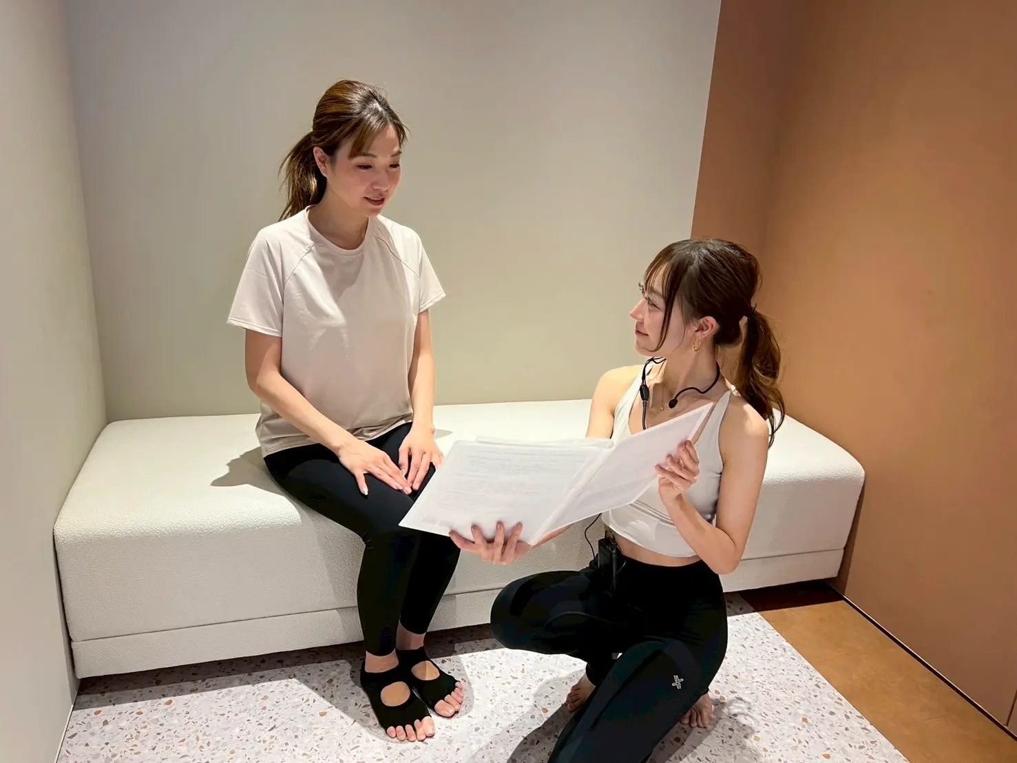 「theSILK 浅草店」での体験レッスンの様子(レッスン後のカウンセリングの様子)