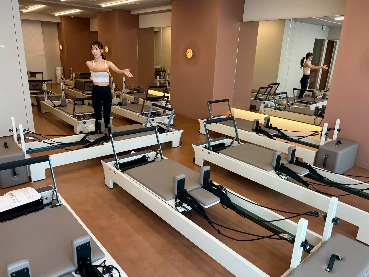 「theSILK 浅草店」での体験レッスンの様子(施設案内)