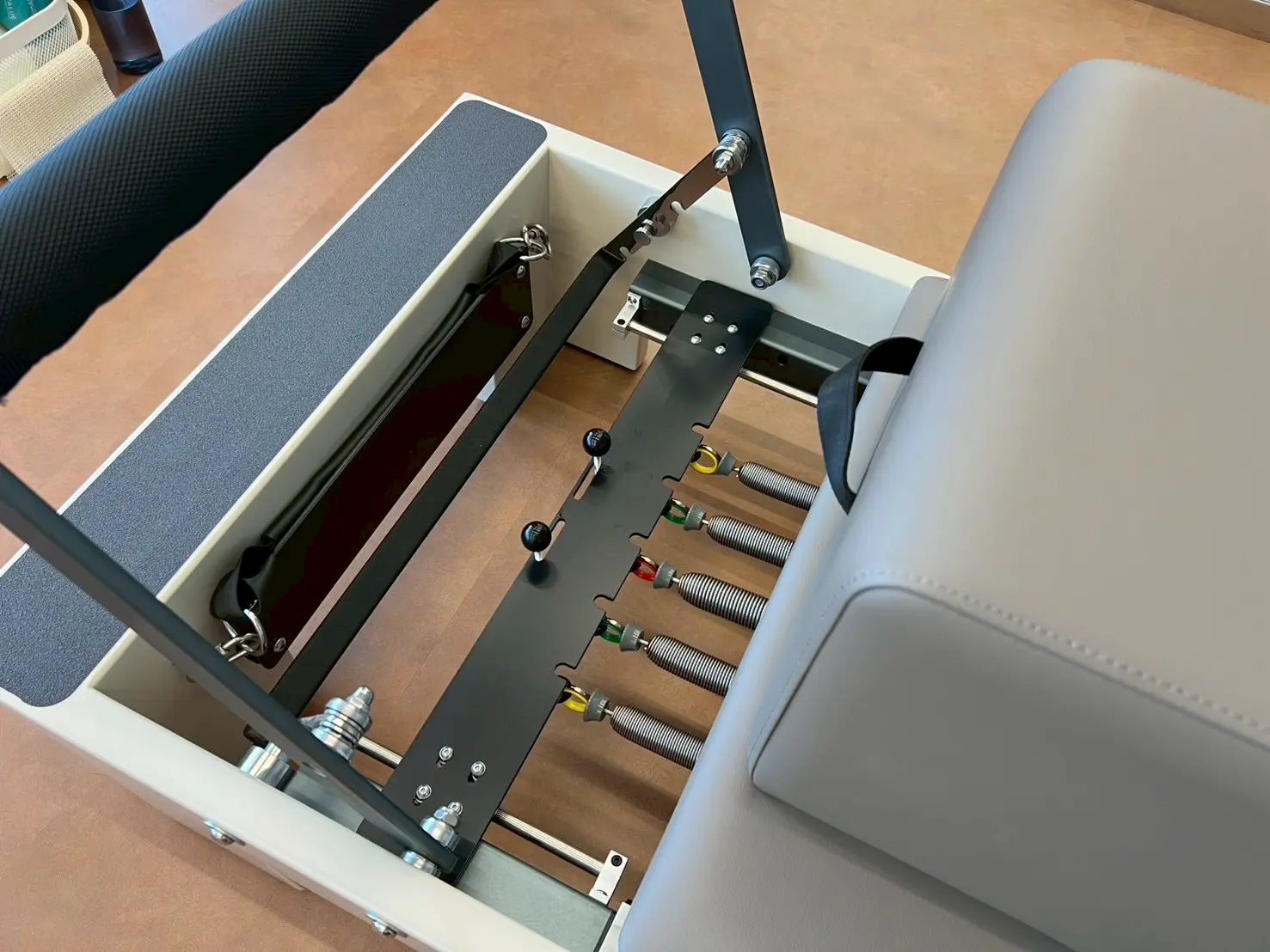 「theSILK 浅草店」での体験レッスンの様子(バネで強度を調整)