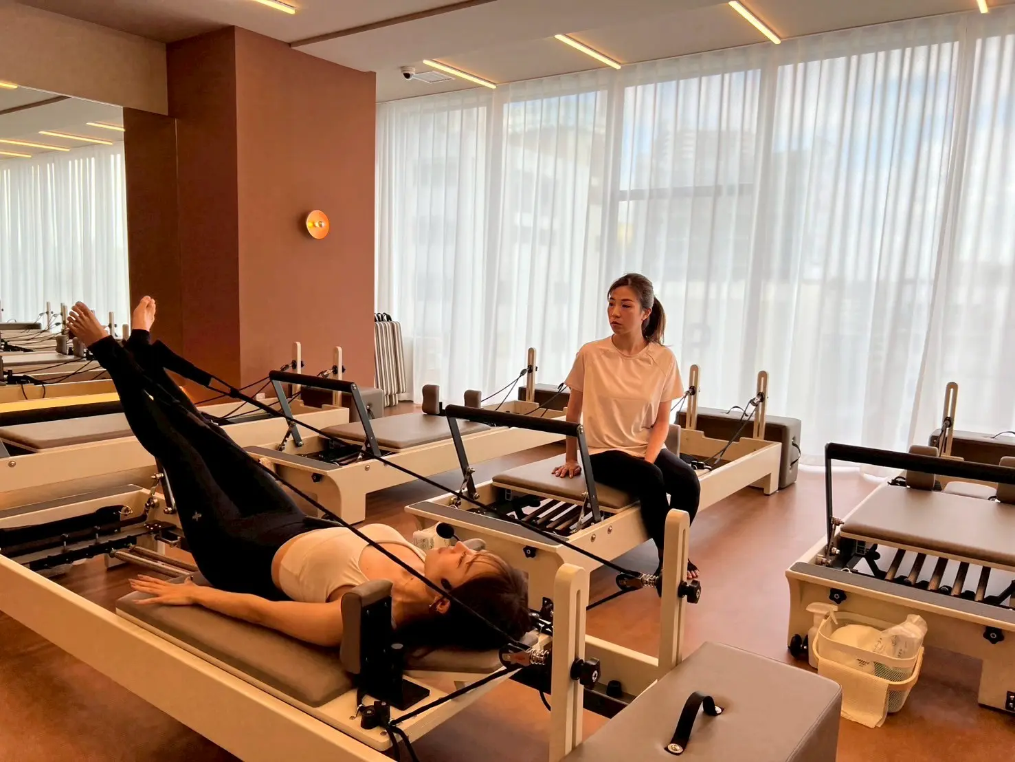 「theSILK 浅草店」での体験レッスンの様子(先生の見本)