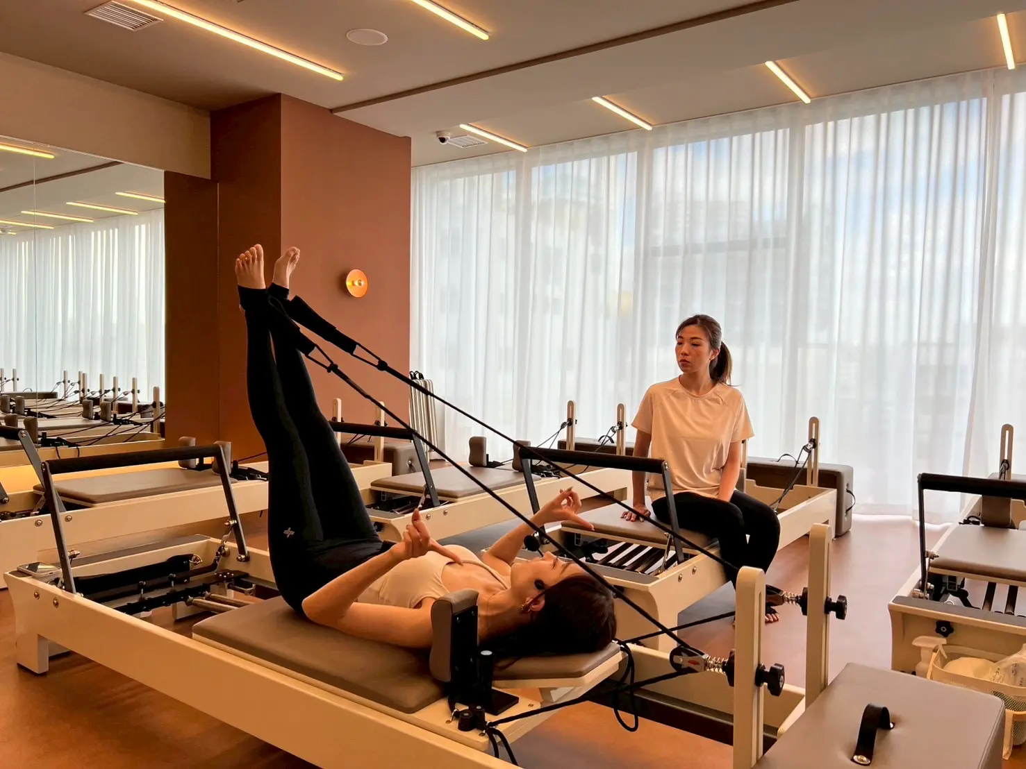 「theSILK 浅草店」での体験レッスンの様子(先生の見本)