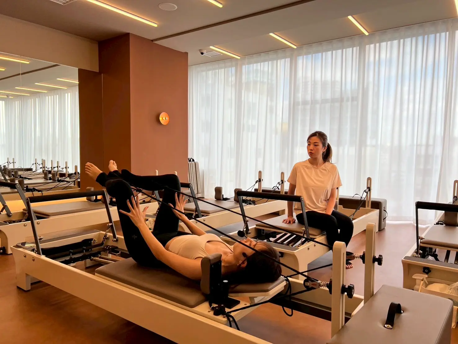 「theSILK 浅草店」での体験レッスンの様子(先生の見本)