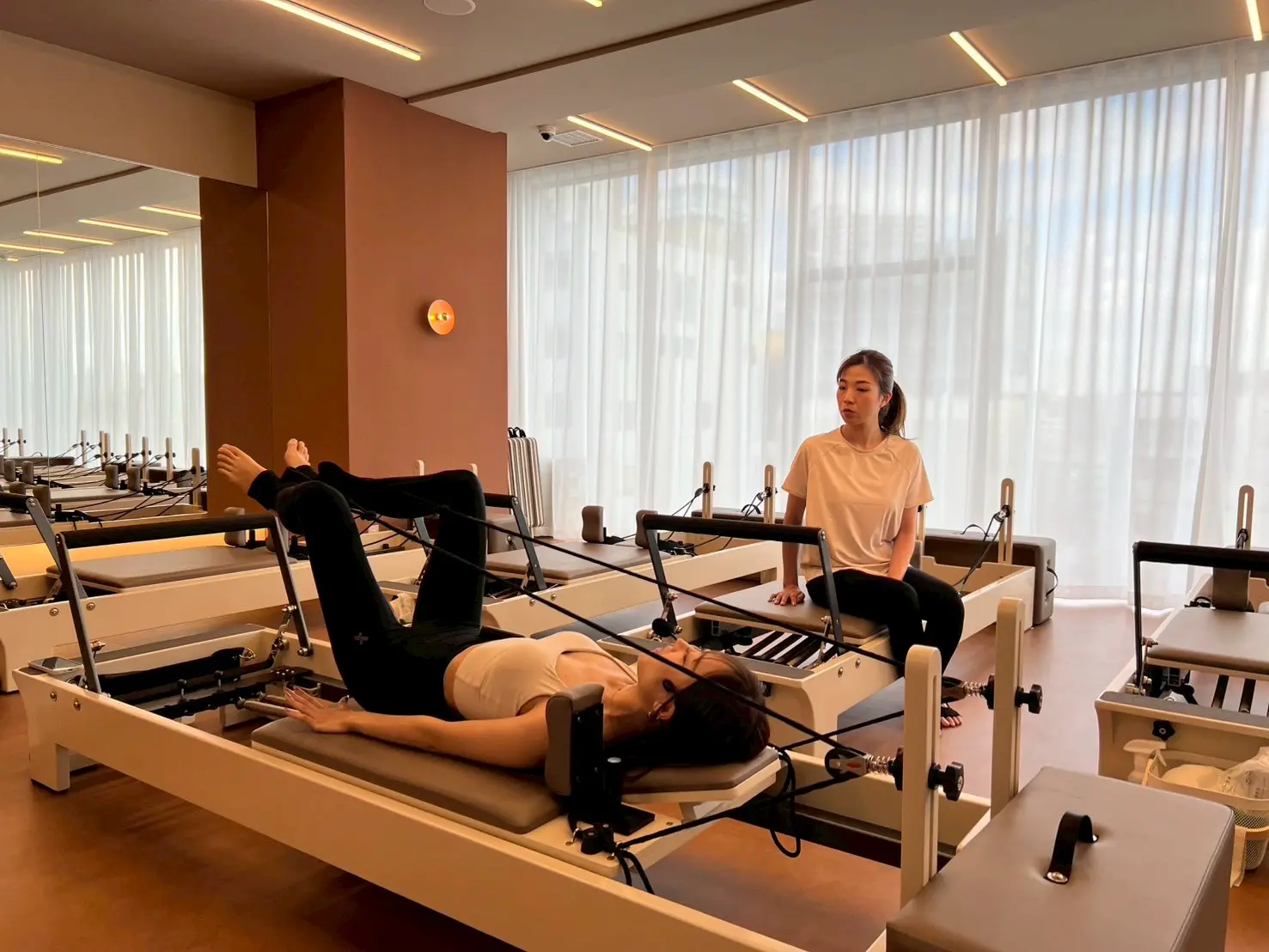 「theSILK 浅草店」での体験レッスンの様子(先生の見本)