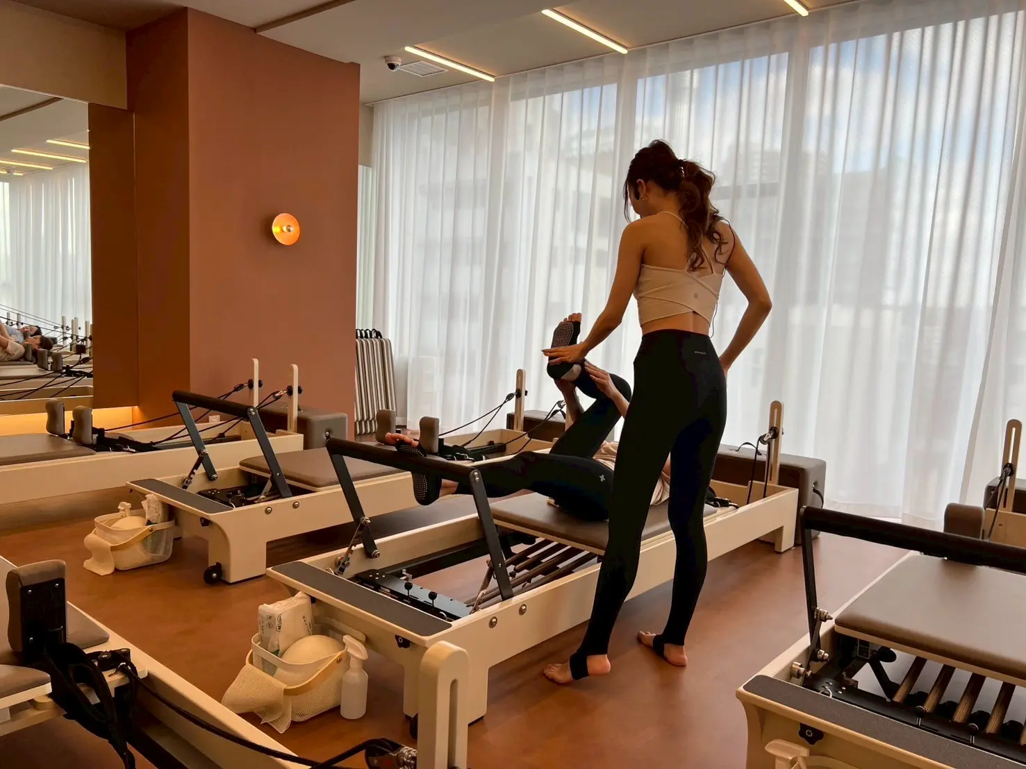 「theSILK 浅草店」での体験レッスンの様子(脚とお腹に効くピラティス)