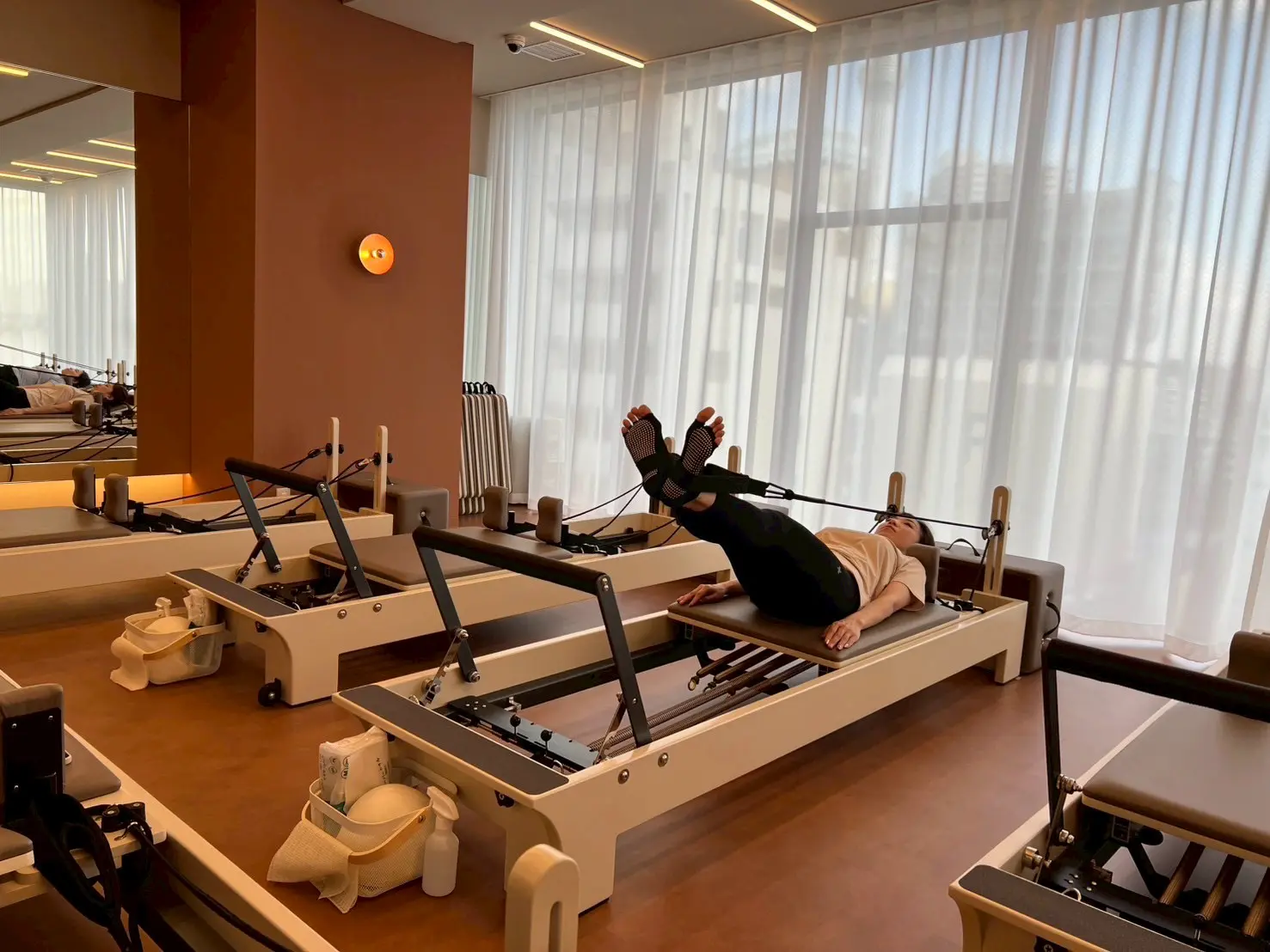 「theSILK 浅草店」での体験レッスンの様子(ピラティス)