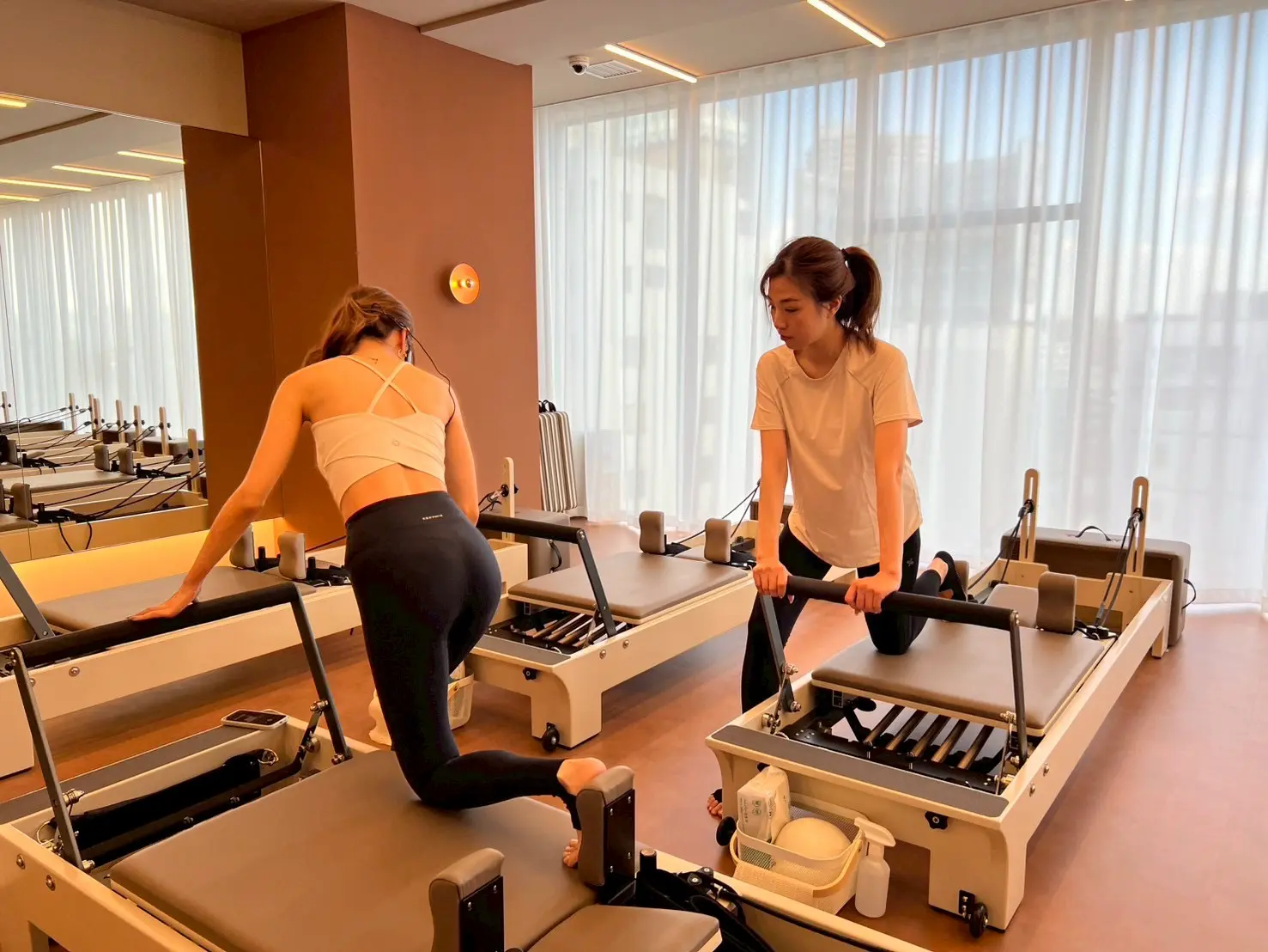 「theSILK 浅草店」での体験レッスンの様子(足のストレッチピラティス)