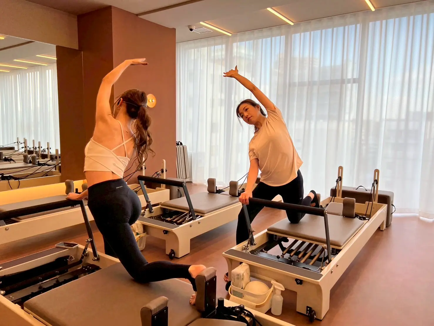 「theSILK 浅草店」での体験レッスンの様子(脚とお腹に効くピラティス)