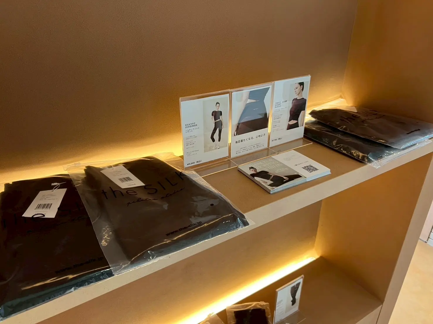 theSILK浅草店のピラティススタジオ内の画像(ウェアの販売)