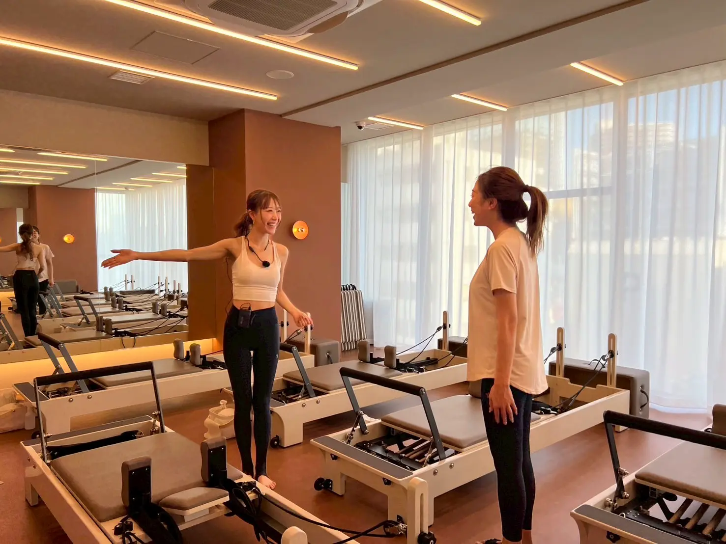 「theSILK 浅草店」での体験レッスンの様子(設備案内)