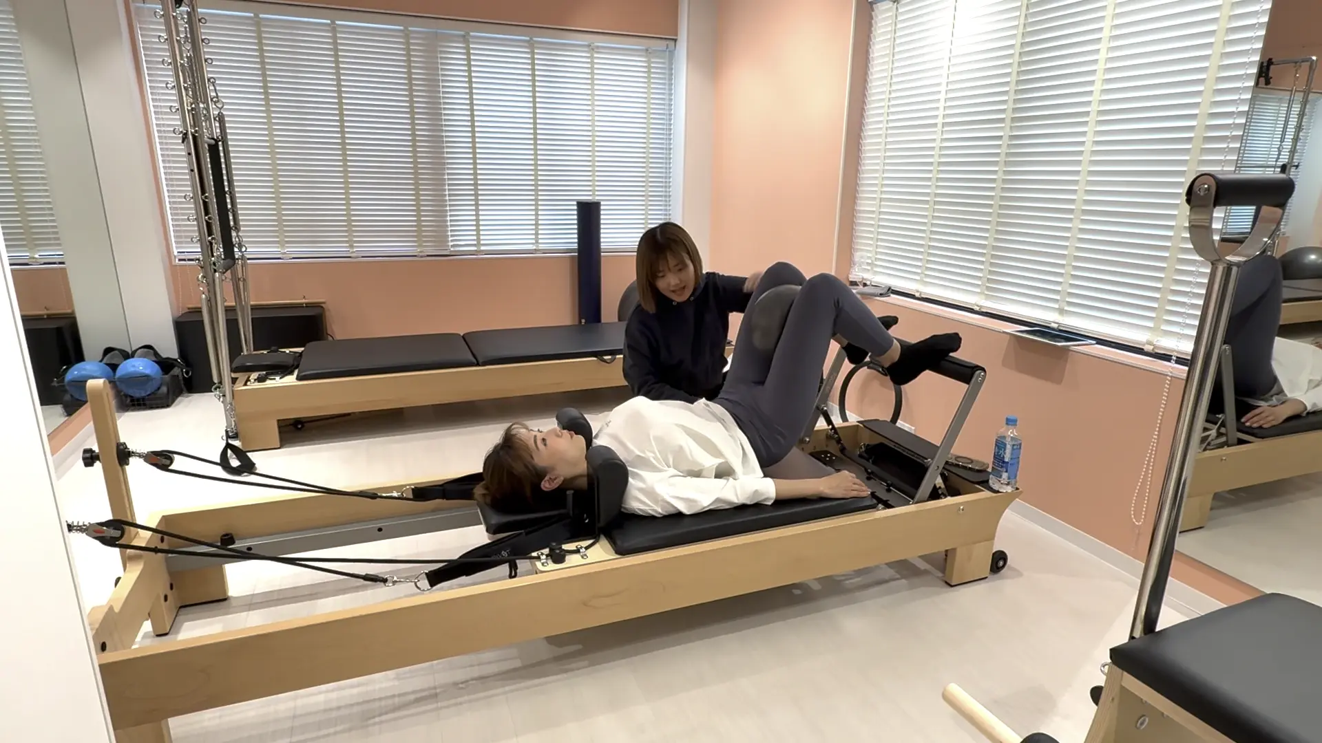 BREST本郷三丁目店での体験レッスンの様子(マシンピラティス)