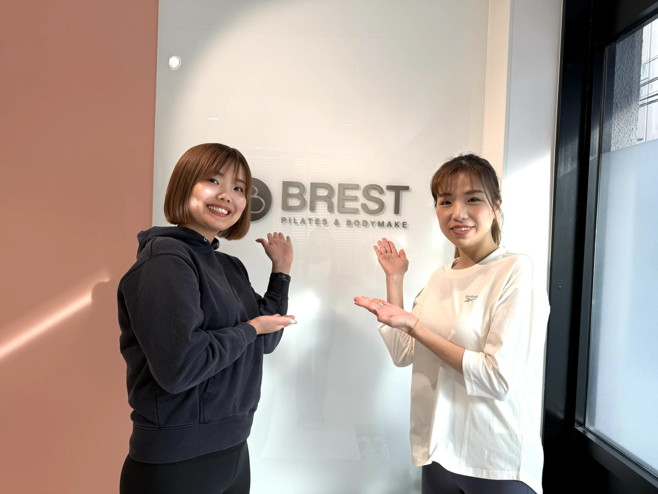 BREST PILATES&BODYMAKE 本郷三丁目店の松本トレーナーと編集部セナ