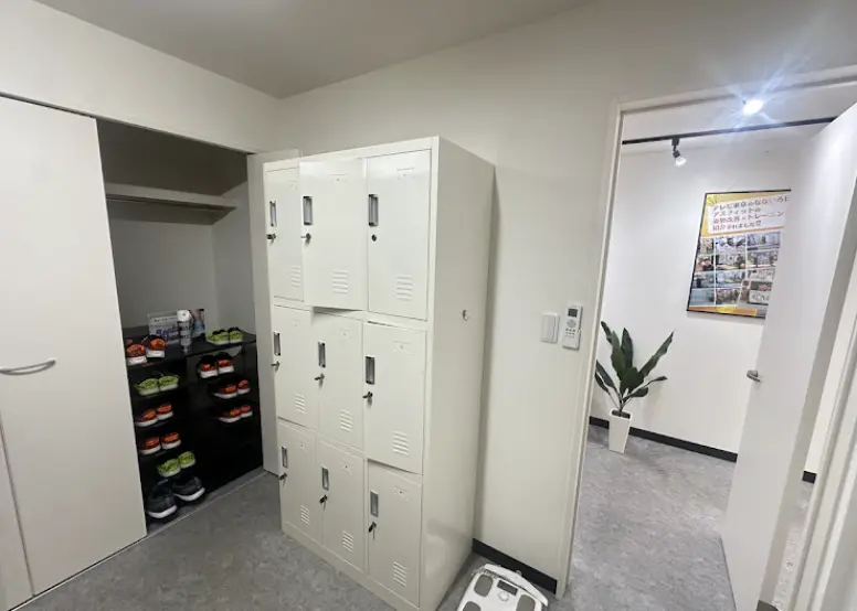 ASFIT竹ノ塚店のスタジオ内の様子(ロッカー)