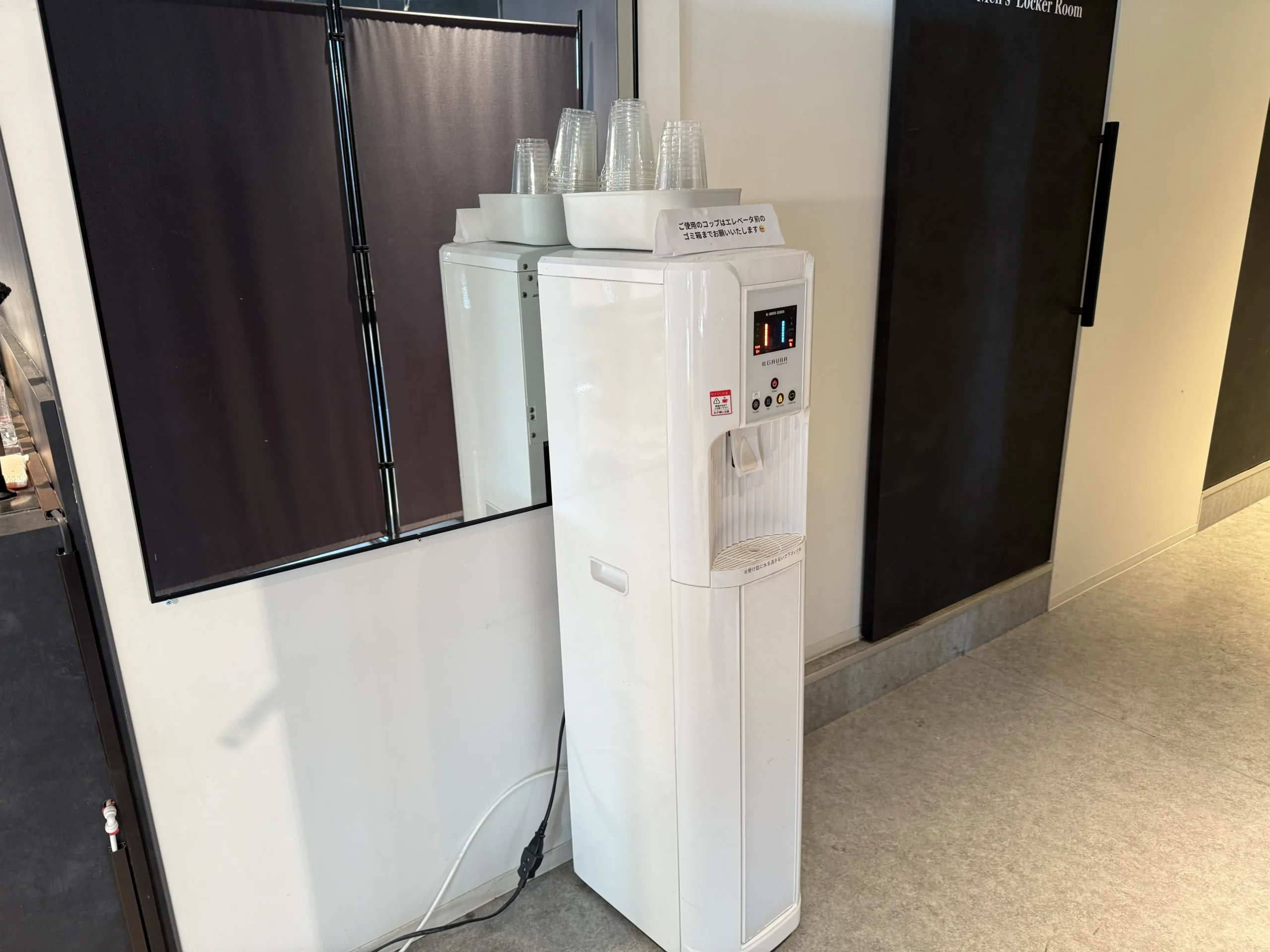 セレスティア(Celestia)池袋店のウォーターサーバー。無料で飲み放題