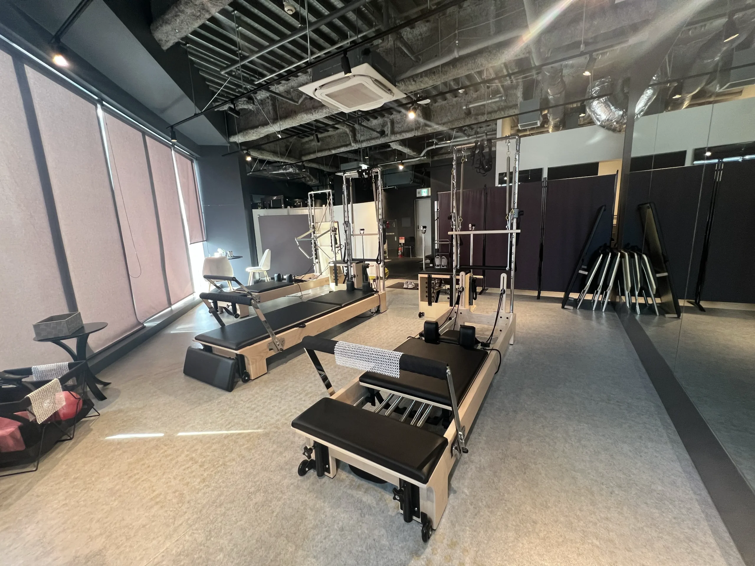 セレスティア(celestia)池袋店でのピラティス体験時に撮影したスタジオの内装写真。リフォーマーが設置された明るく清潔な空間