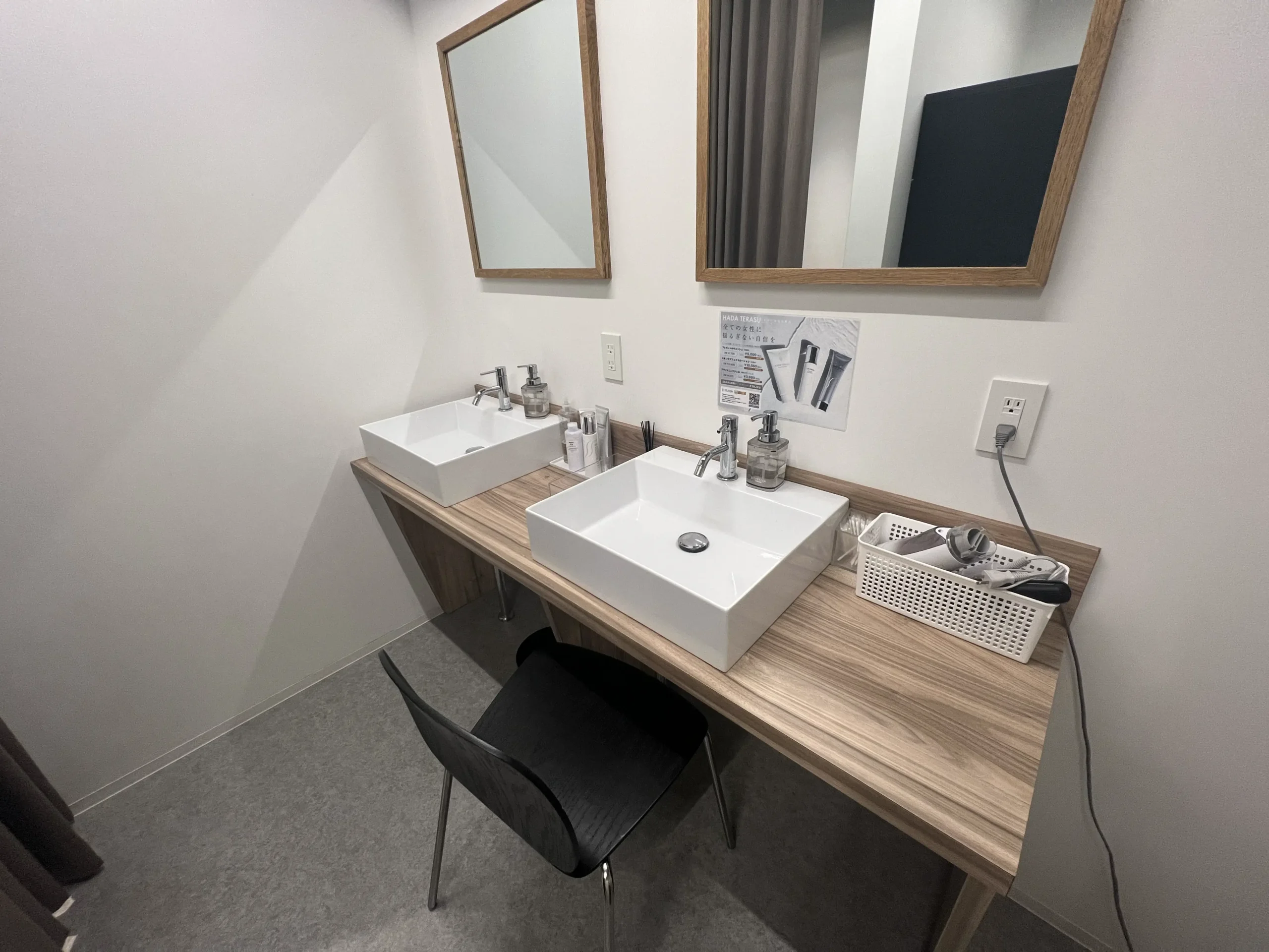 セレスティア(Celestia)池袋店のパウダールームでドライヤーやアイロンも設置されています。