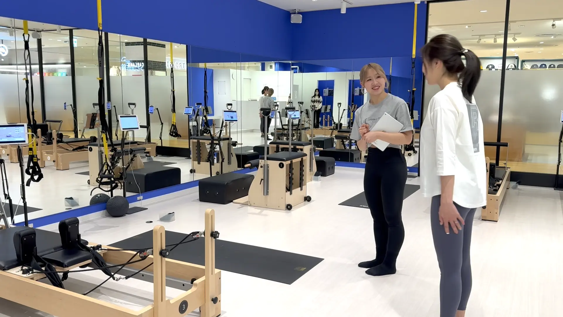 編集部がアーバンクラシックピラティス錦糸町でマシンの説明を受ける様子