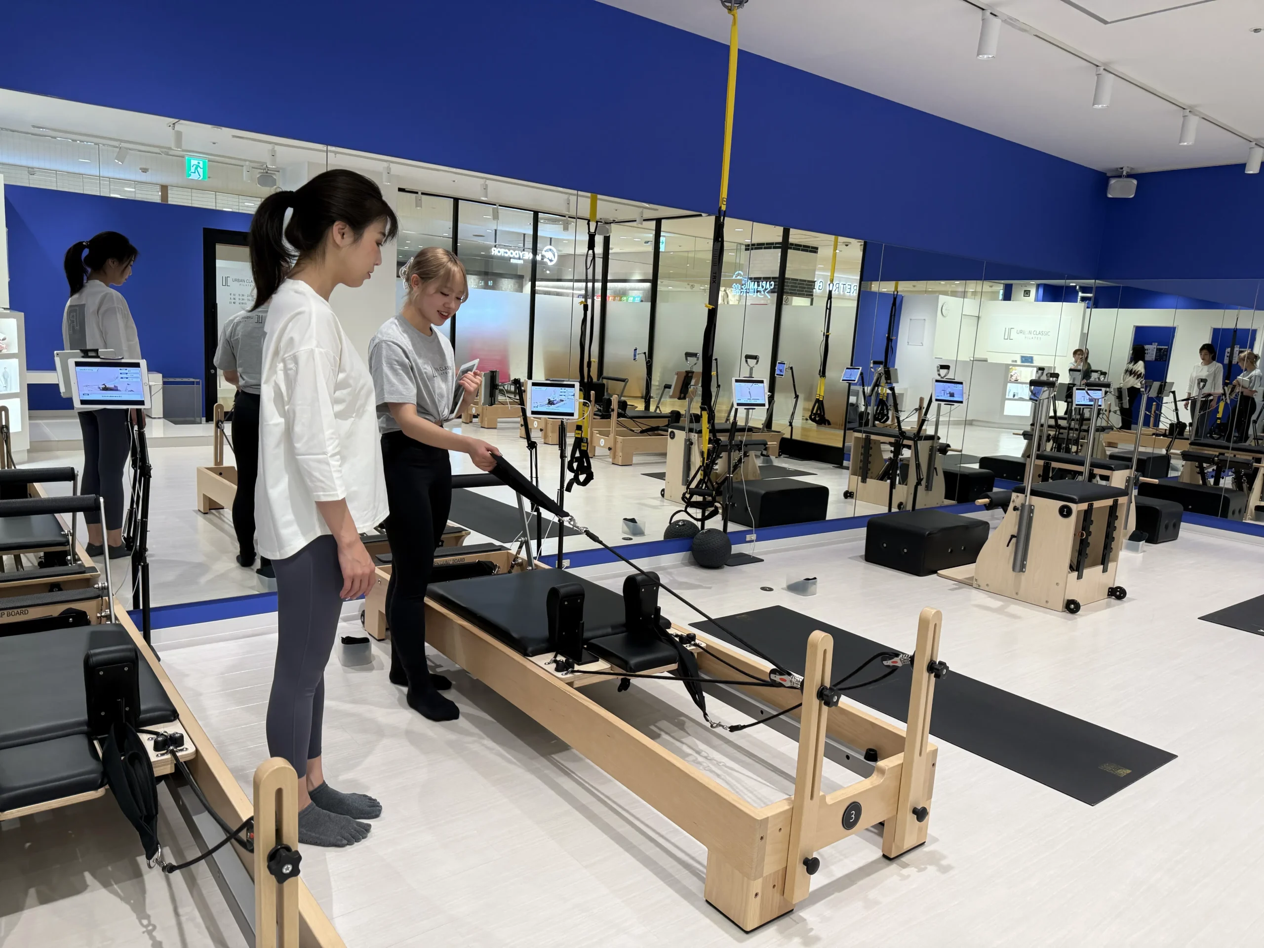 アーバンクラシックピラティス錦糸町店でインストラクターから説明を受ける体験の様子