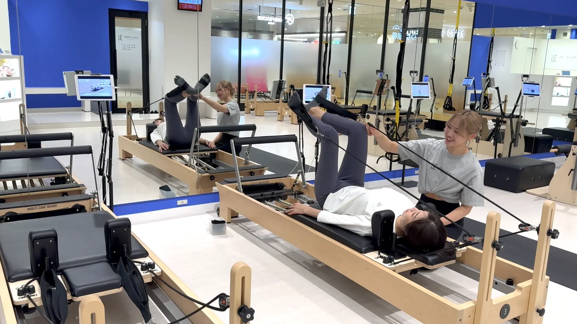 アーバンクラシックピラティス錦糸町のマシンで脚のエクササイズを体験中の編集部の様子