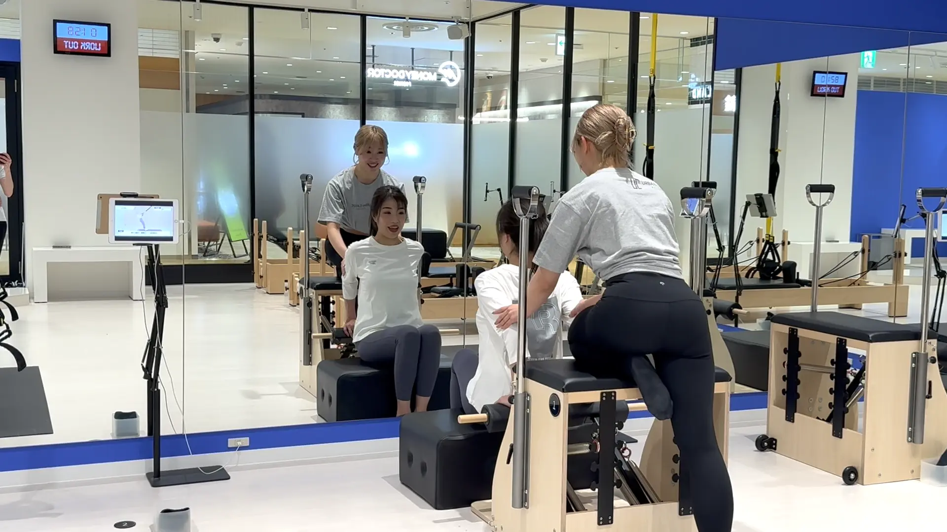 錦糸町スタジオでインストラクターから直接姿勢の指導を受ける体験中の様子