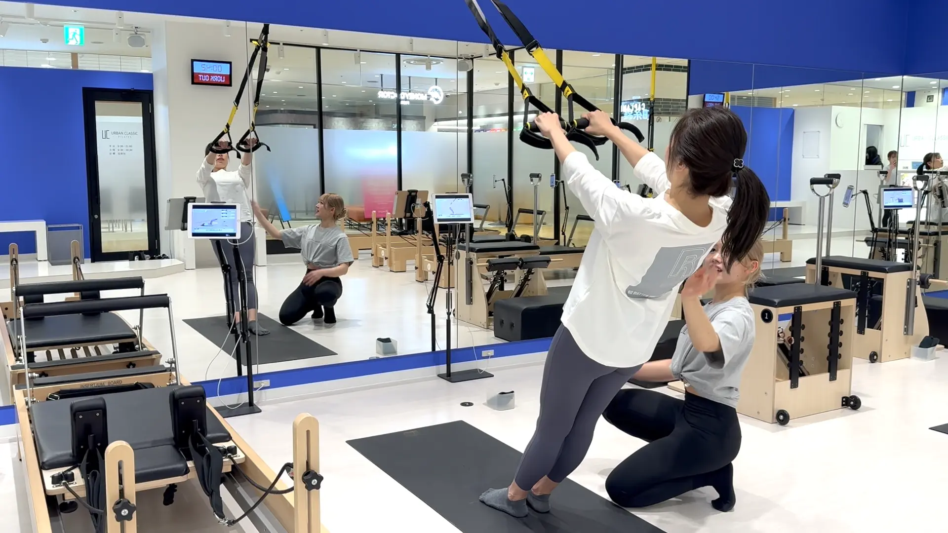 アーバンクラシックピラティス錦糸町でTRXトレーニングに挑戦する様子