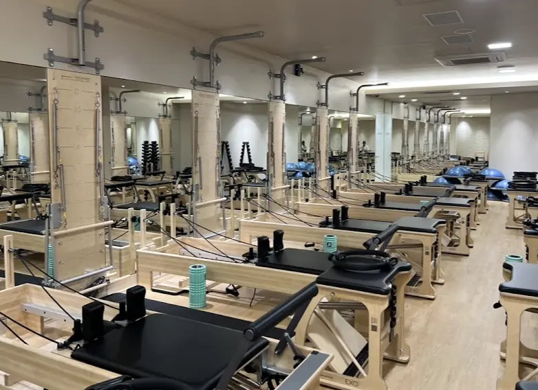 Repilates池袋店のスタジオ内リフォーマー