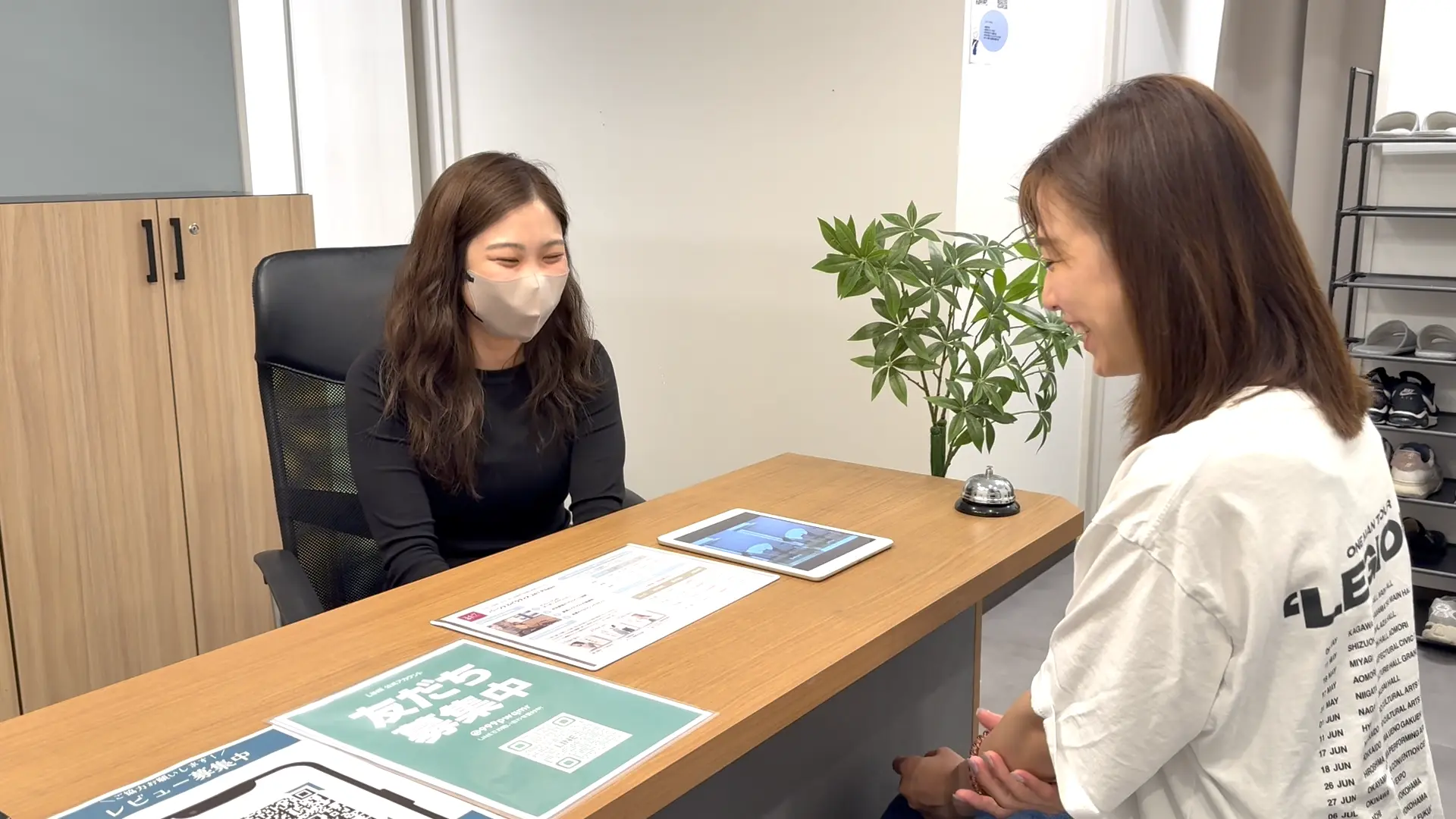 24/7ピラティス上野店での料金プランの説明中の様子