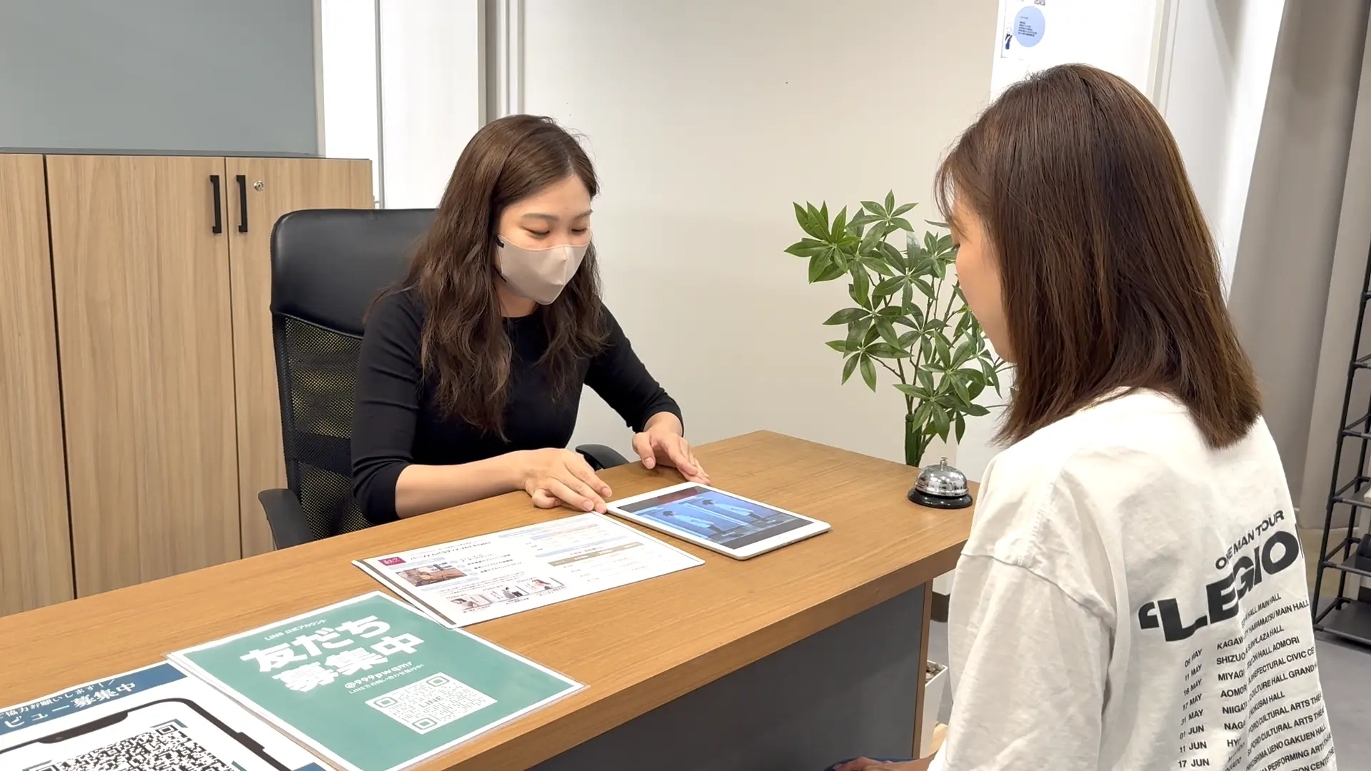 24/7ピラティス上野店の体験レッスン後にビフォーアフターの解説をしてもらっている様子