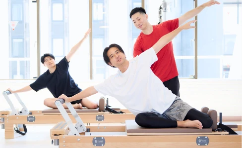 zen place ピラティスのグループレッスン(男性)の様子