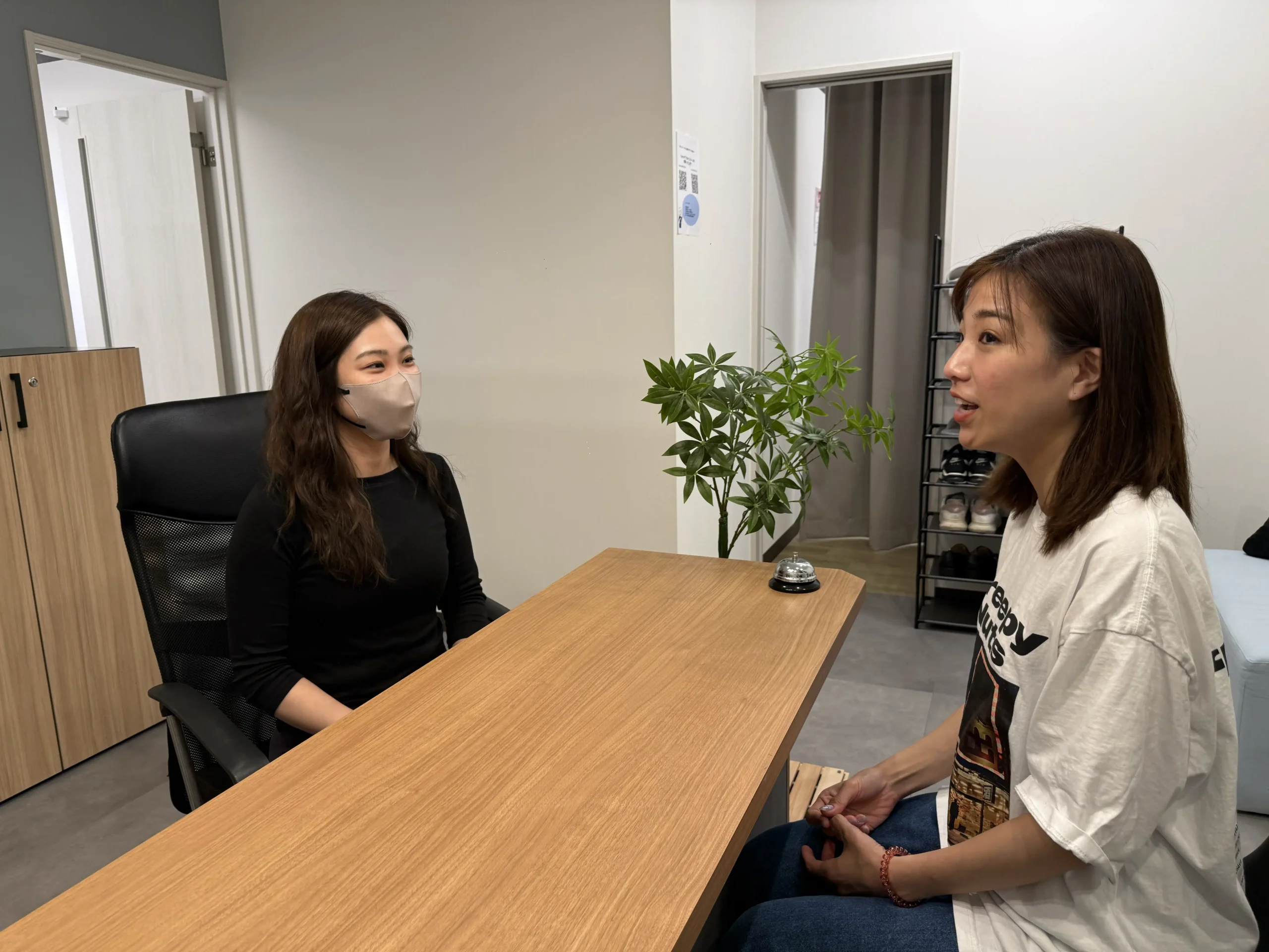 24/7ピラティス 上野店でインストラクターに通う女性の年齢層や目的についてインタビューしている様子
